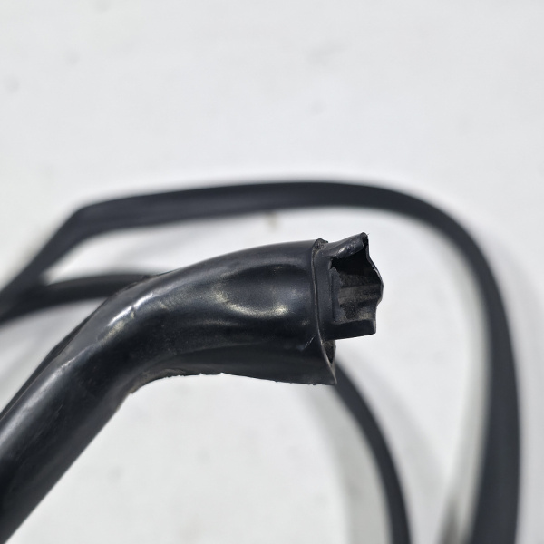 Уплотнитель кузова  левый Opel Astra 3 поколение (H), 2004 - 2011